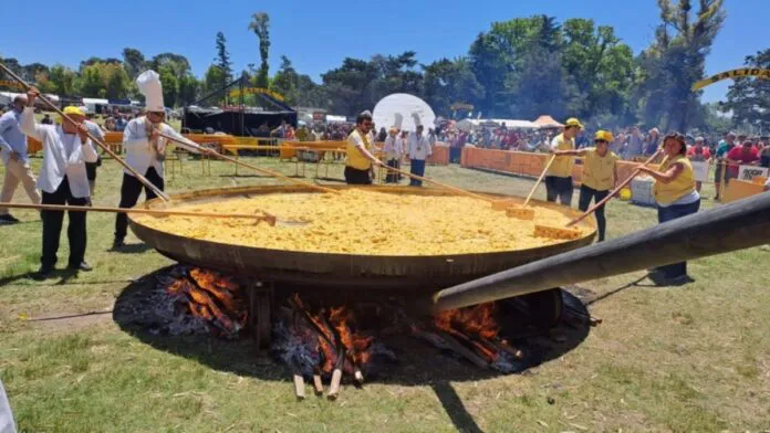 Fiesta-de-la-Omelette-Gigante-de-Pigue-696x392