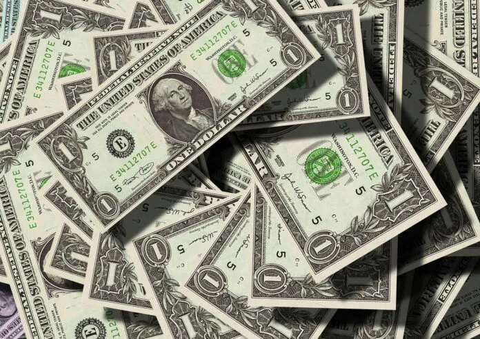 dolar-cara-chica-696x492 (1)